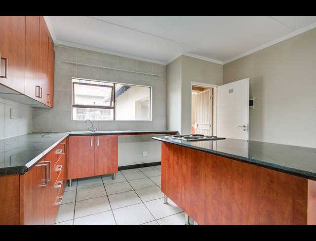 2 BEDROOM PENTHOUSE FOR SALE IN SUNNINGHILL